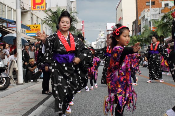 Yurizo IMG_5397 | Yumiko's Dance Group in the Shuri-jo Festival Parade | Mike ...